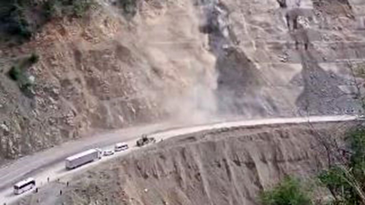 Artvin-Şavşat Karayolu heyelan nedeniyle kapandı