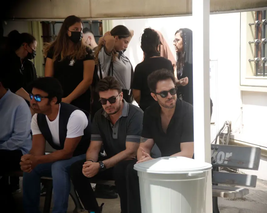 Ebru Gündeş annesini son yolculuğuna uğurladı 7