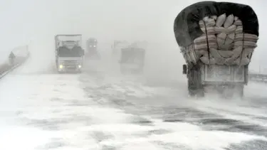 Elazığ'da kar yolları kapattı