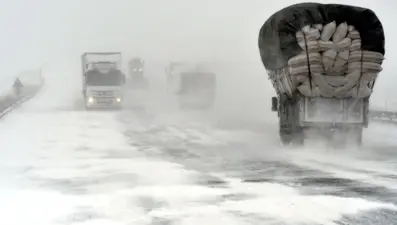 Elazığ'da kar yolları kapattı