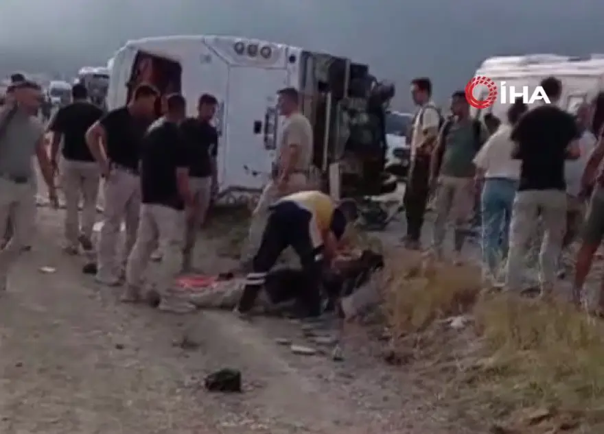Mersin'de otobüs karşı şeride geçti: 2 ölü, 35 yaralı 2