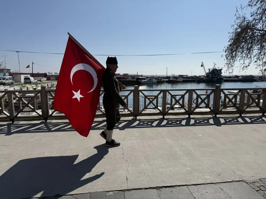 7 yıldır Şehitler için İstanbul'dan Çanakkale'ye yürüyor: 3 gün süren yolculuğun ardından Tekirdağ'a ulaştı 