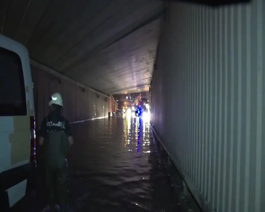 Yağmur sonrası alt geçidi su bastı 