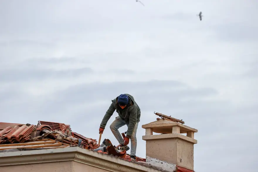 İzmir Çeşme'de hortumun geride bıraktığı hasar için çalışmalar sürüyor 11