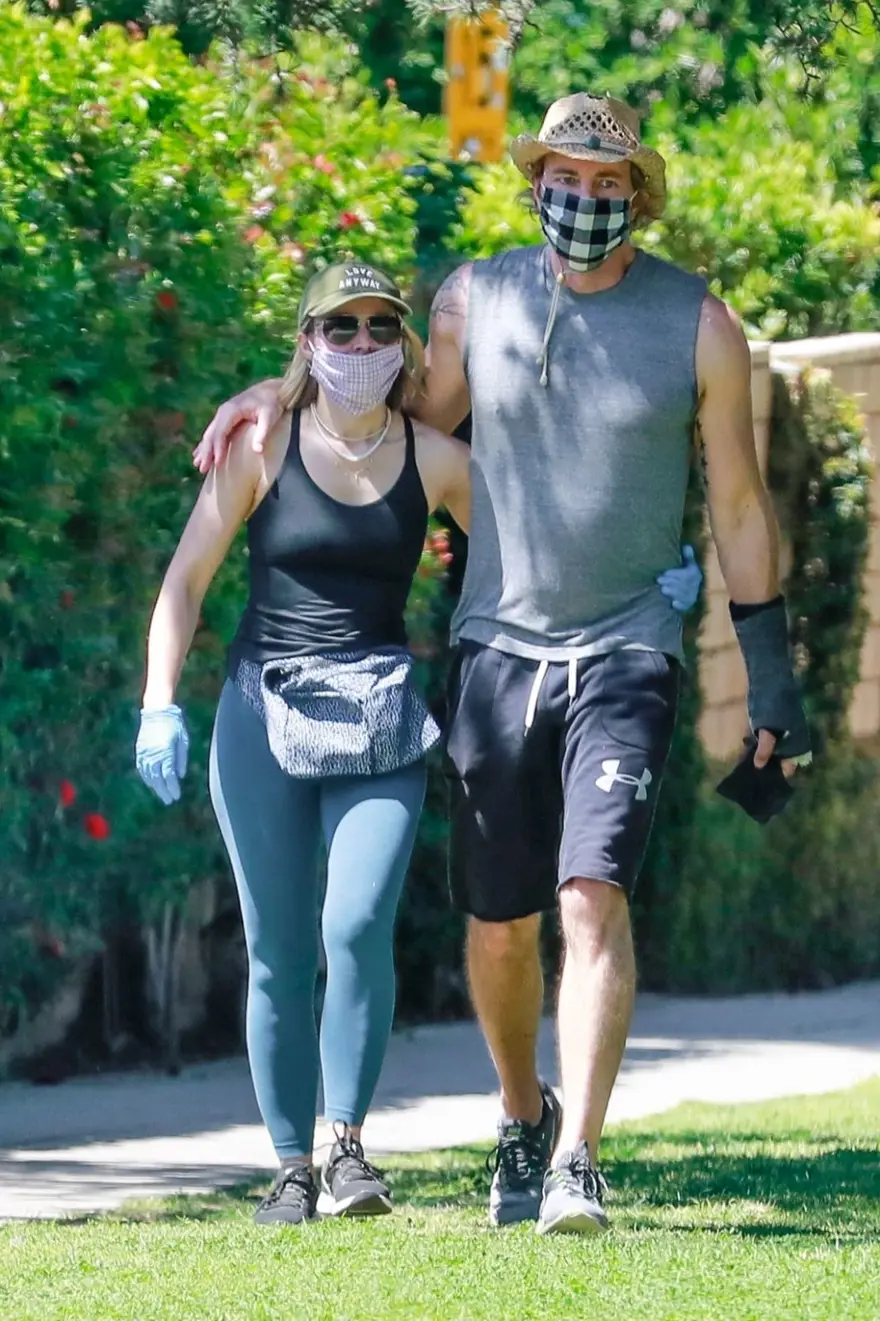 Kristen Bell ve Dax Shepard yürüyüşte (Corona virüs günlerinde aşk) 2