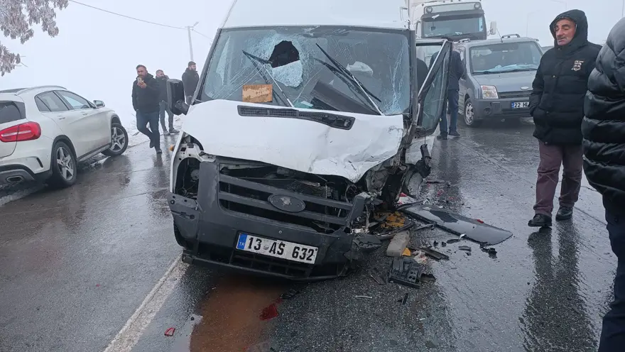 Bitlis'te 20 araç birbirine girdi: Çok sayıda yaralı var 