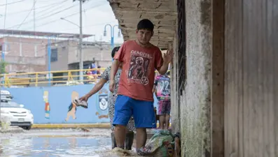 Peru'daki selde sağlık merkezini su bastı: Doktorlar hizmet vermeye devam etti