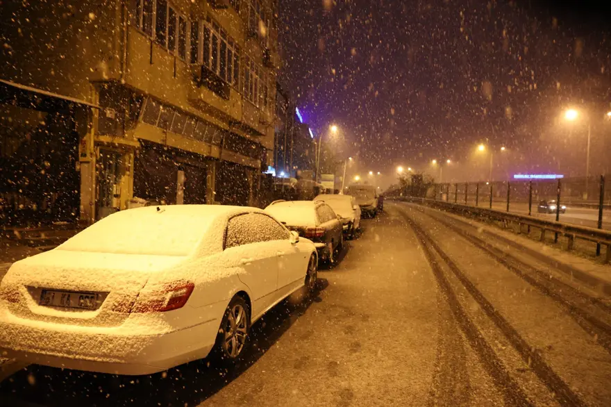 İstanbul'da 7 yıl aradan sonra kasımda kar yağdı 17