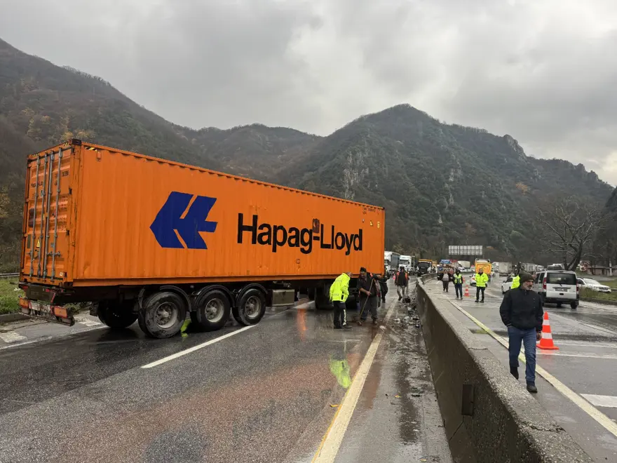 Sakarya-Bilecik kara yolunda TIR kazası 3