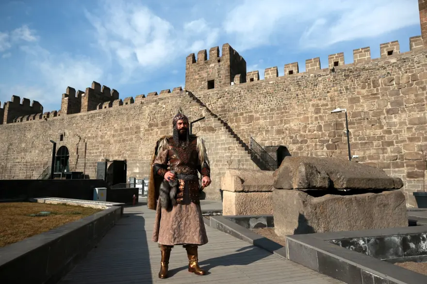 Giydiği kıyafeti çizme, yüzük, kılıç kınıyla tamamlıyor: 33 yaşındaki Gezer alp kıyafetliyle ilgi çekiyor 16