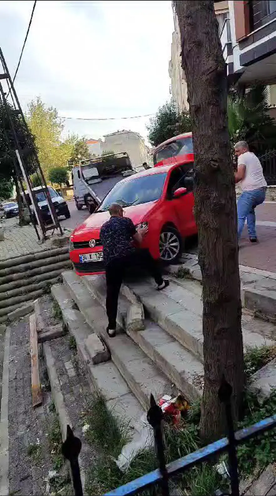Avcılar'da manevra yaparken merdivenlerde asılı kaldı 7