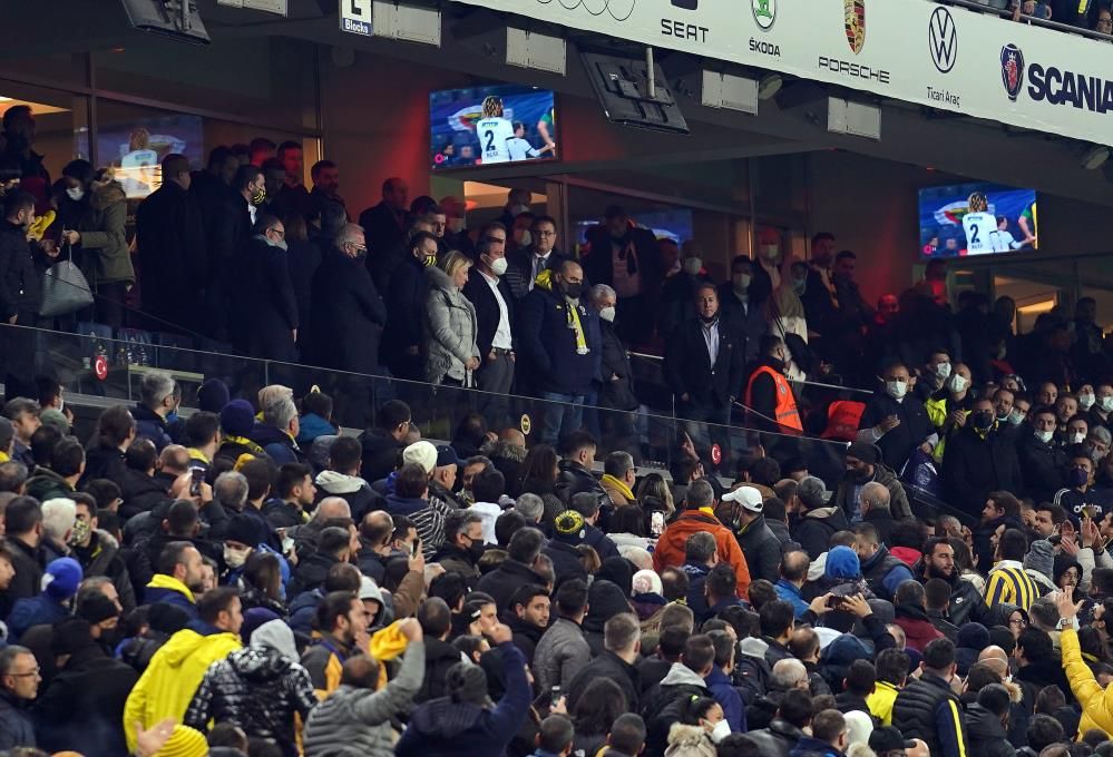 Kadıköy'de "yönetim istifa" tezahüratları