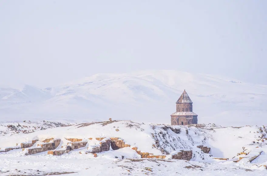 Beyaza bürünen Ani Antik Kenti masalsı güzelliğiyle yerli ve yabancı turistleri ağırlıyor 2 Beyaza bürünen Ani Antik Kenti masalsı güzelliğiyle yerli ve yabancı turistleri ağırlıyor 2