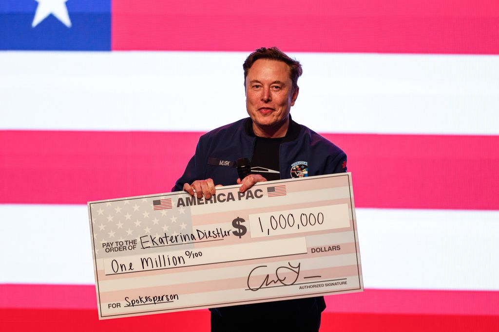 Elon Musk milyon dolarlık çekler dağıtıyor!