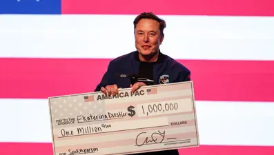 Elon Musk milyon dolarlık çekler dağıtıyor!