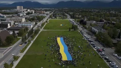 Alaska'da zirve protestosu: Dev Ukrayna bayrağı açıldı