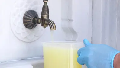 Camii avlusunda çeşmeden limonata aktı: Cuma namazı sonrası dağıttılar