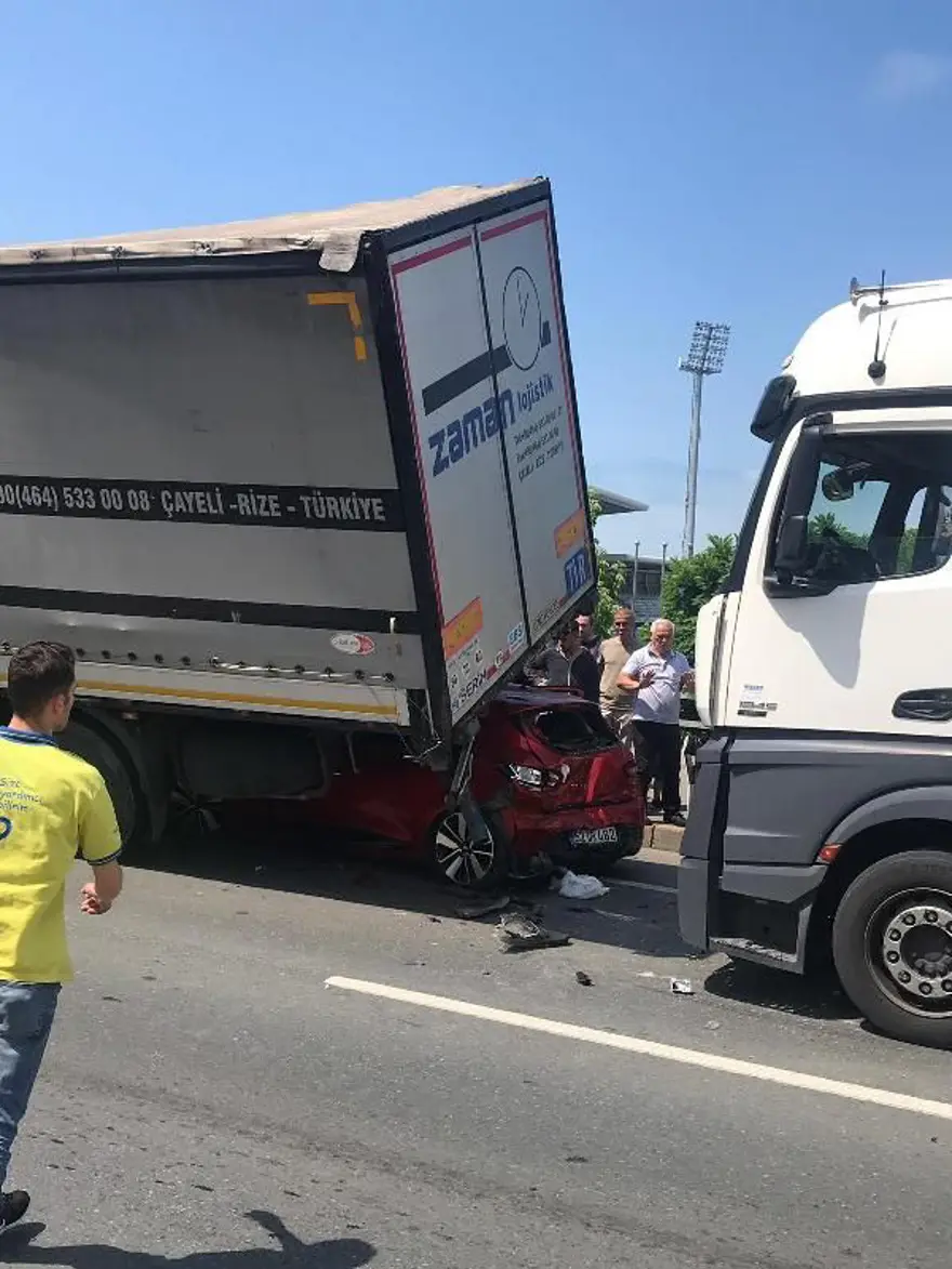 Trabzon'da otomobil TIR'ın altına girdi: 3 yaralı 2