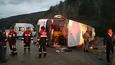 Erzincan'da devrilen yolcu otobüsündeki 22 kişi yaralandı