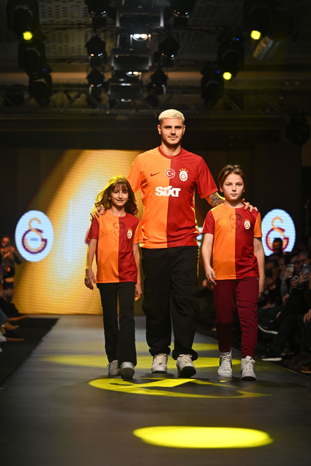 Galatasaraylı futbolcular podyumda: GS Store ürünleri Galataport'ta tanıtıldı