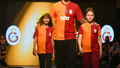 Galatasaraylı futbolcular podyumda: GS Store ürünleri Galataport'ta tanıtıldı