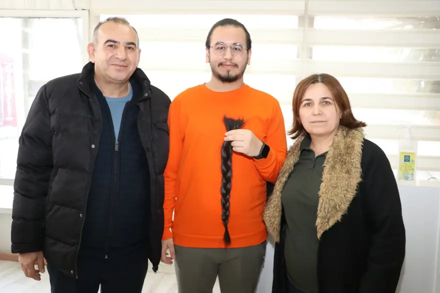 7 buçuk yıldır uzattığı saçlarını kanser hastaları için bağışladı 2