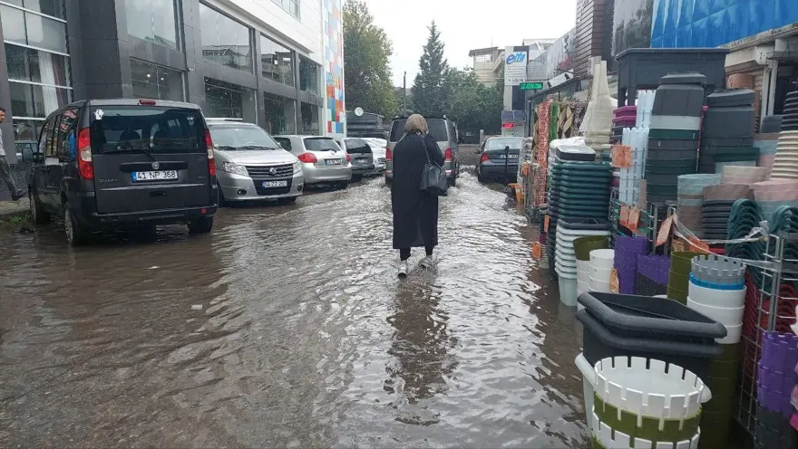Kocaeli'de sağanak yağış: Yollar göle döndü 6