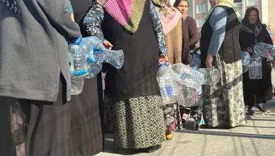 Ankara'da vatandaşlar bidonlarla kuyruk oluşturdu: "Üç gündür sular akmıyor"