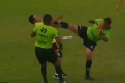 Futbol sahalarında görülmemiş olay: Hakemden antrenöre tekme
