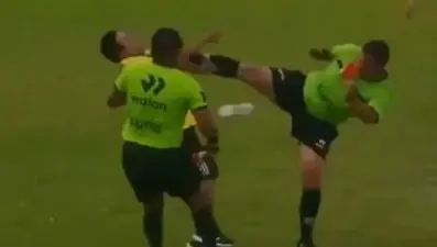 Futbol sahalarında görülmemiş olay: Hakemden antrenöre tekme