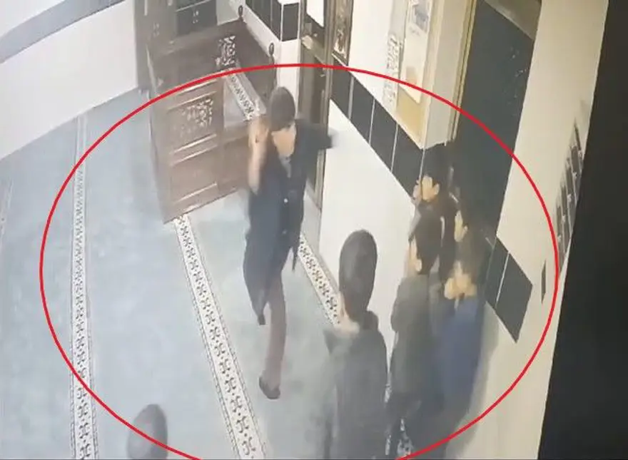 Camide oyun oynayan çocuklara bıçak çekti 