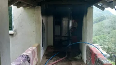 Perdenin tutuşmasıyla ev küle döndü
