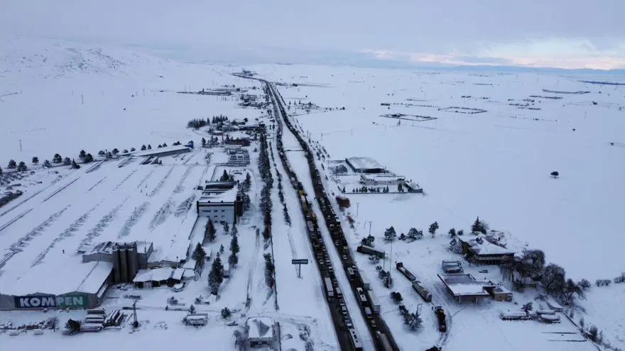 Deprem bölgesine giderken kara yakalandılar 1 Deprem bölgesine giderken kara yakalandılar 1