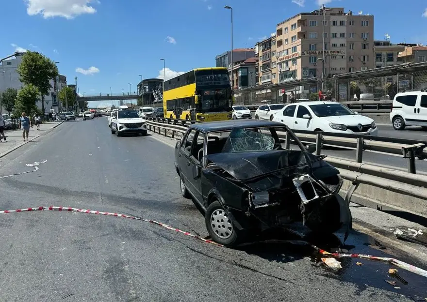 İstanbul'da otomobil yayaların arasına daldı: Yaralılar var 6