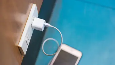 Evrensel şarj aleti uygulamasına ilk tepki Apple'dan