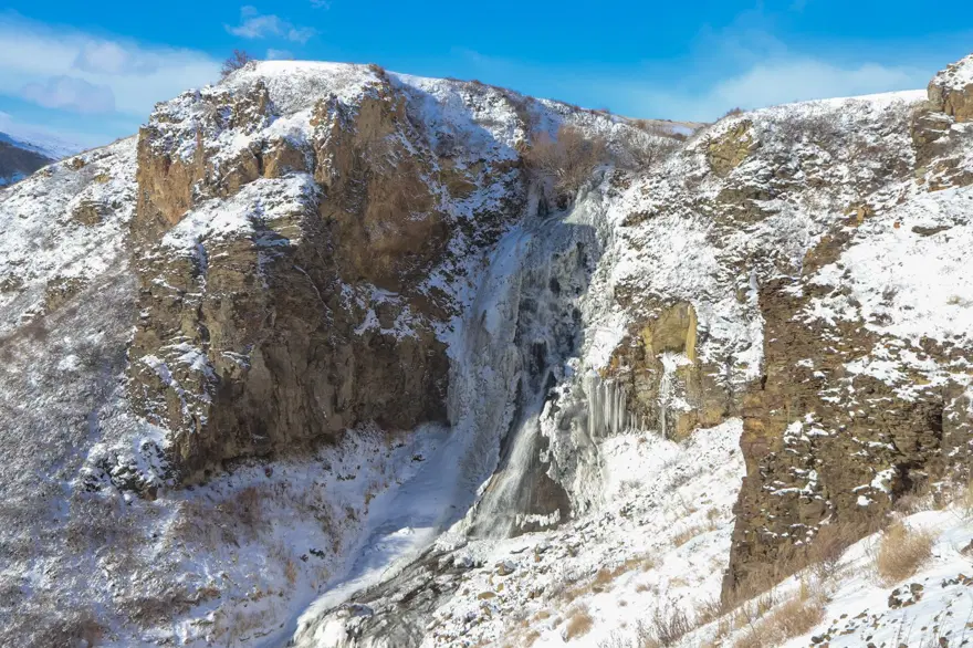 Kars'ta Susuz Şelalesi kısmen dondu 13 Kars'ta Susuz Şelalesi kısmen dondu 13