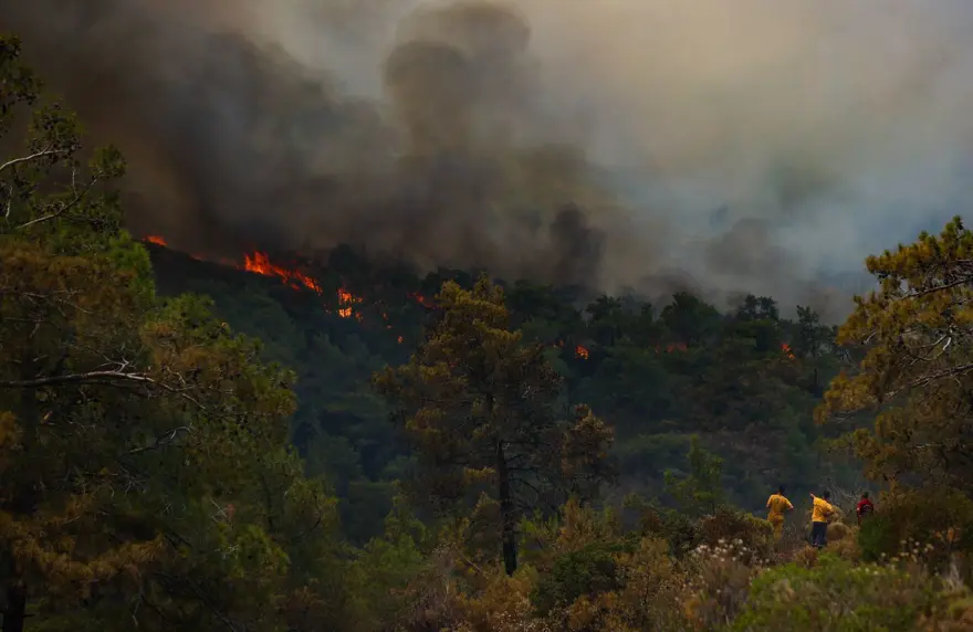 Marmaris'te orman yangını: Alevlerle mücadelede 2. gün 23 Marmaris'te orman yangını: Alevlerle mücadelede 2. gün 23