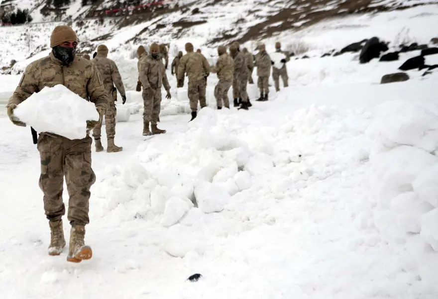 Çıldır'daki buz festivali için kardan devasa Atatürk heykeli yapılıyor 8