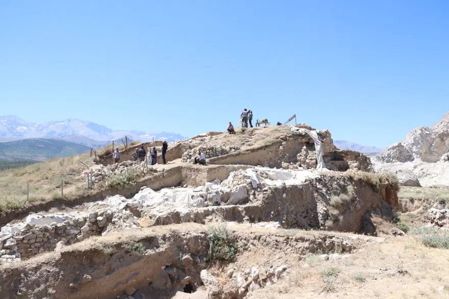 Niğde'deki höyük kazısında Pers dönemine ait alçı surlar bulundu 3 Niğde'deki höyük kazısında Pers dönemine ait alçı surlar bulundu 3