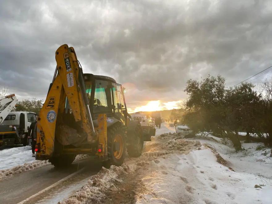 Antalya'da sel ve dolu: Yollar kapandı, sahiller çamur rengine döndü 4