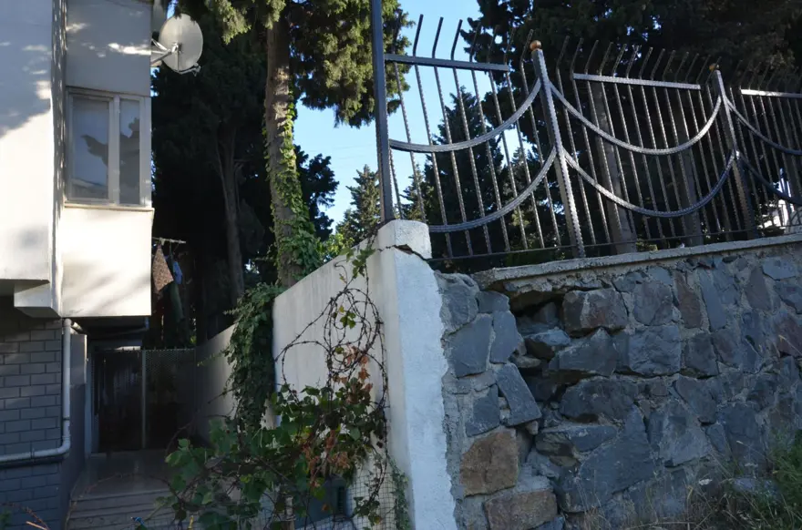 "Mezarlık duvarı binamıza doğru kayıyor" diyerek yardım istediler 2