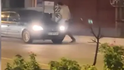 Yolda ilerleyen araca yumruk attı: Bıçakla insanları tehdit etti