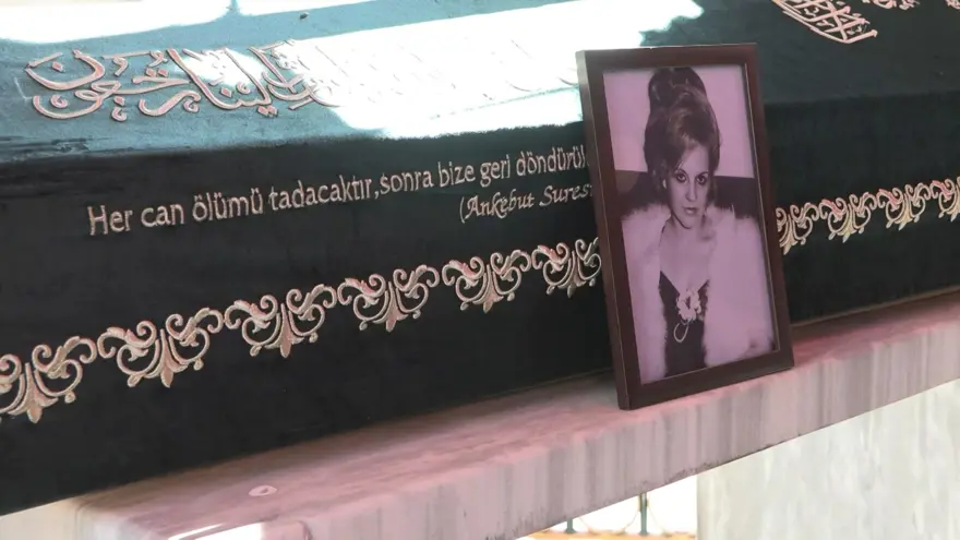 Deniz Seki annesine veda etti 