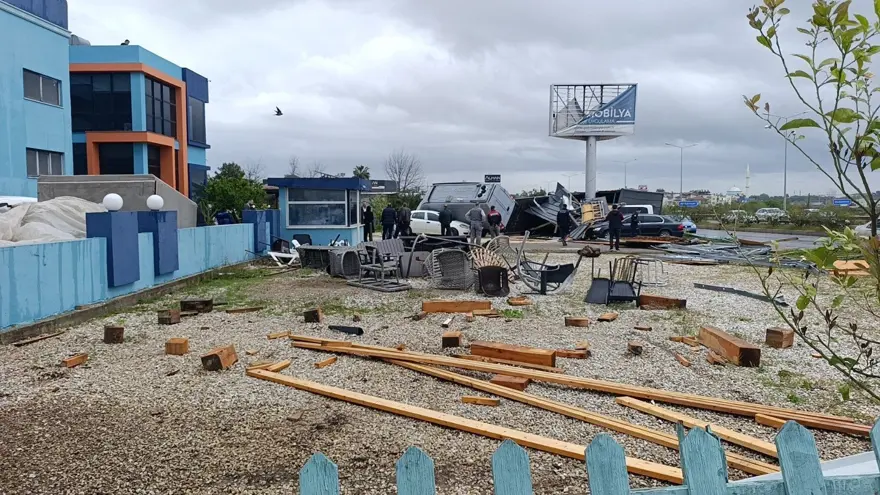 Antalya'da hortum: İki tonluk bungalovu sürükledi, minibüsü otomobillerin üzerine fırlattı! 1
