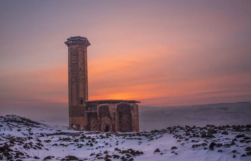Beyaza bürünen Ani Antik Kenti masalsı güzelliğiyle yerli ve yabancı turistleri ağırlıyor Beyaza bürünen Ani Antik Kenti masalsı güzelliğiyle yerli ve yabancı turistleri ağırlıyor