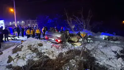 Düzce'de buzlanma kaza getirdi: Otomobil takla attı