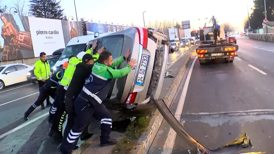 Sarıyer'de servis minibüsü askeri araca çarptı: 1 asker yaralandı 4