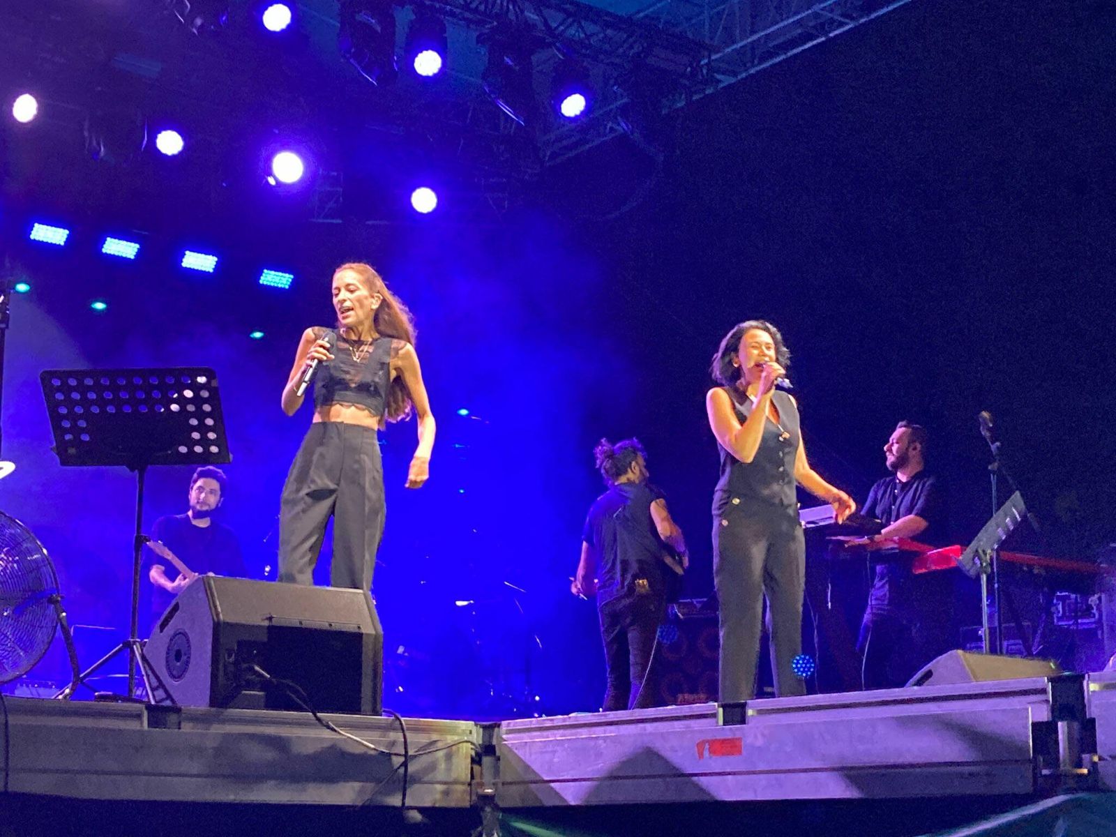 Ev hapsinde olan Gülşen'in yerine sahneye orkestra ve vokal grubu çıktı