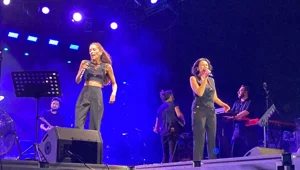 Ev hapsinde olan Gülşen'in yerine sahneye orkestra ve vokal grubu çıktı Ev hapsinde olan Gülşen'in yerine sahneye orkestra ve vokal grubu çıktı