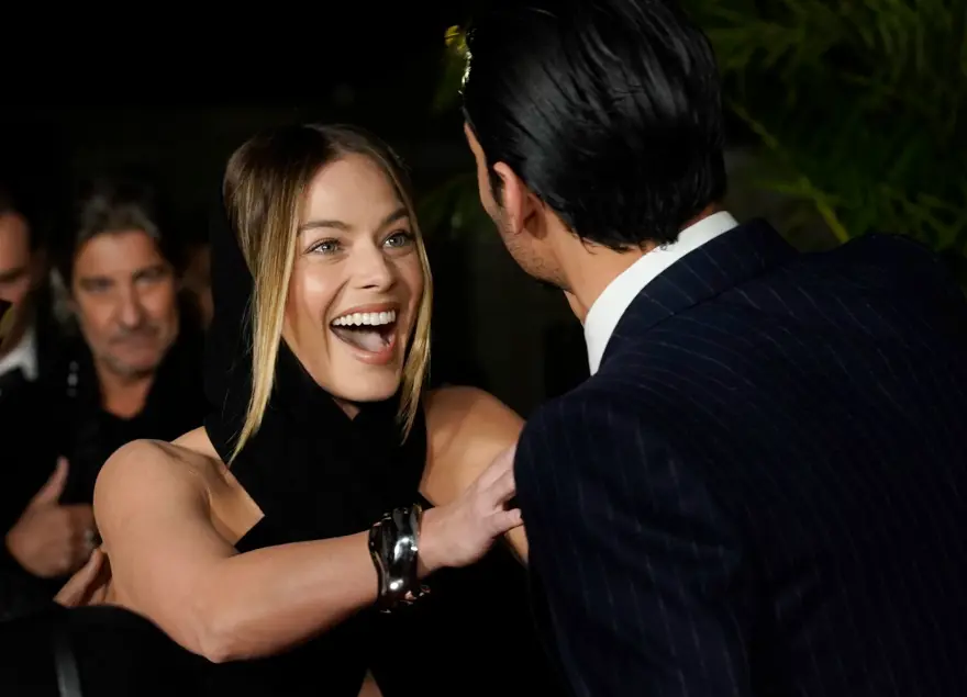 Margot Robbie ve Brad Pitt'in başrolünde olduğu 'Babylon' prömiyerinde kırmızı halı şıklığı 9
